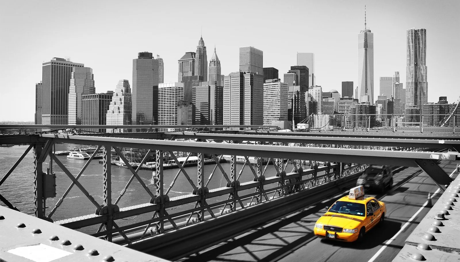 Taxi jaune traversant le pont de Brooklyn, New York